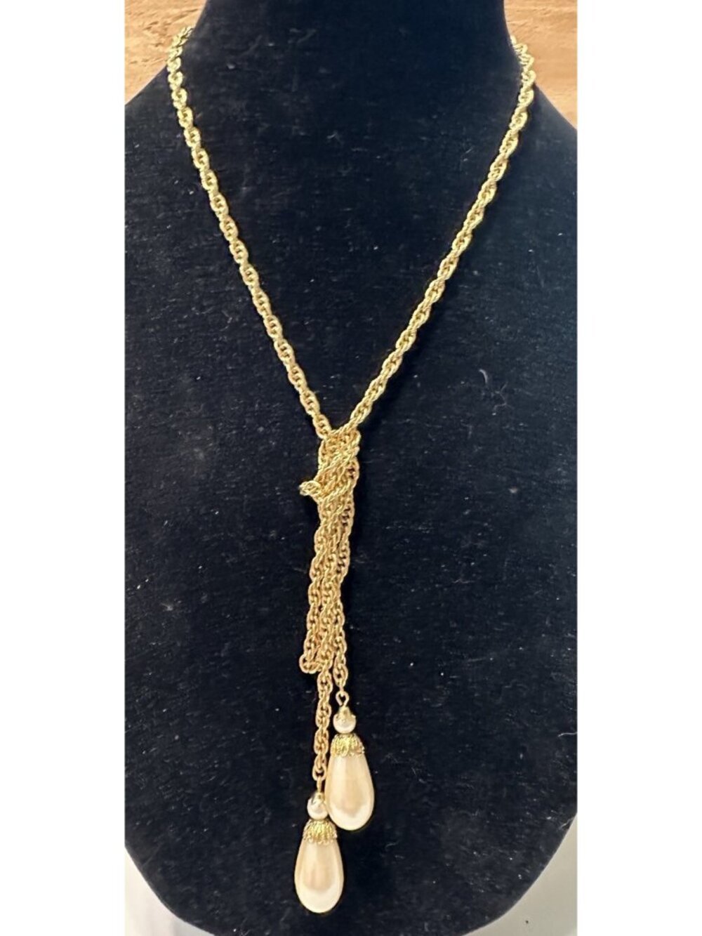 Gold tone rope chain lariat necklace dangling teardrop Faux pearl drop pendants